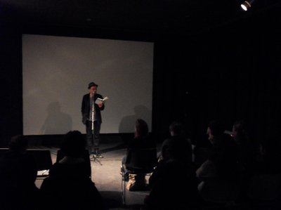 Frank Klötgen liest im Saal des Paris Syndrom